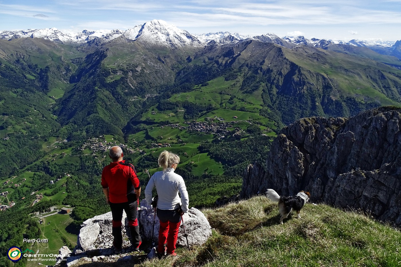 35 Vista a picco sulla conca di Oltre il colle.JPG -                                